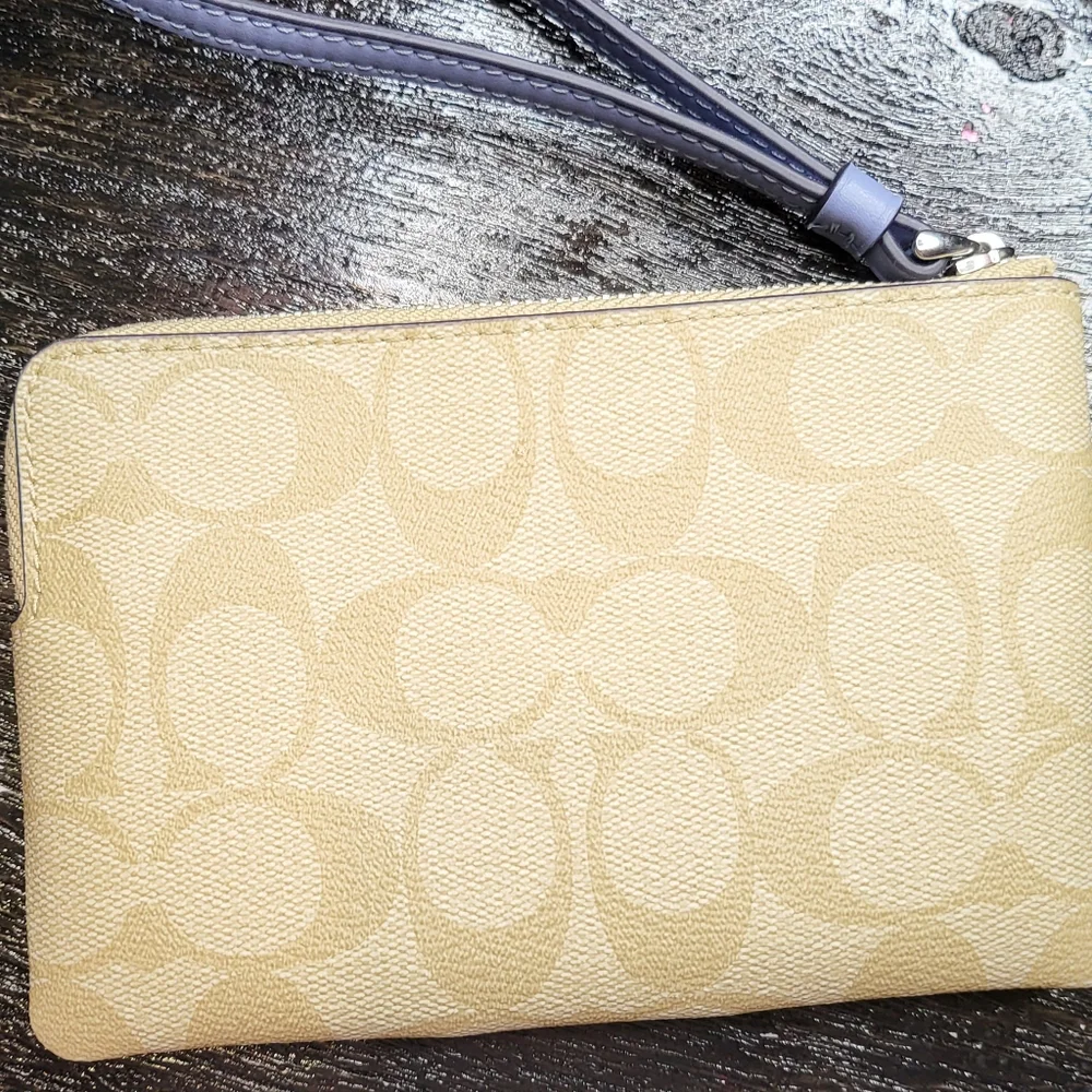 New with tags- Coach Periwinkle Wristlet - Picture 2 of 6